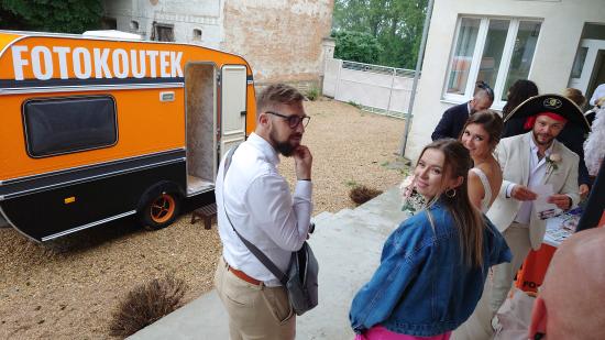 Galerie Na svatbě Nikči a Jirky s fotokaravanem ve Ville Fresco