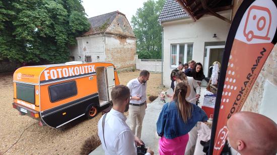 Galerie Na svatbě Nikči a Jirky s fotokaravanem ve Ville Fresco