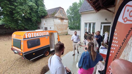 Galerie Na svatbě Nikči a Jirky s fotokaravanem ve Ville Fresco