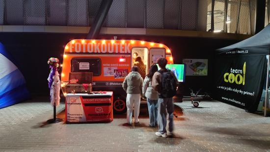 Galerie S fotokaravaem ve fanzóně na fotbalovém stadion v Hradci Králové 1