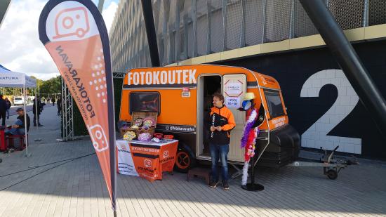 Galerie S fotokaravaem ve fanzóně na fotbalovém stadion v Hradci Králové 2023