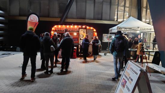 Galerie S fotokaravaem ve fanzóně na fotbalovém stadion v Hradci Králové