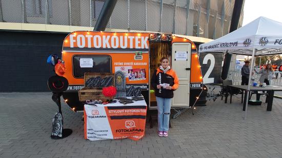 Galerie S fotokaravaem ve fanzóně na fotbalovém stadion v Hradci Králové