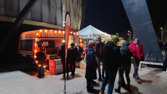 Galerie S fotokaravaem ve fanzóně na fotbalovém stadion v Hradci Králové