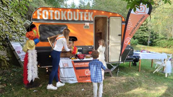 Galerie S fotokaravanem na svatbě Terky a Ondry v Loučném Mlýně 2023