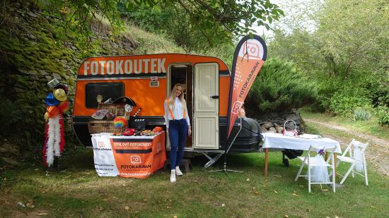 Galerie S fotokaravanem na svatbě Terky a Ondry v Loučném Mlýně 2023