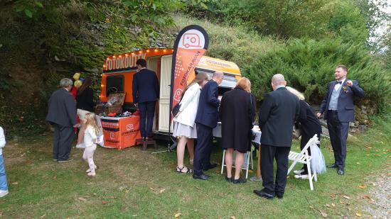 Galerie S fotokaravanem na svatbě Terky a Ondry v Loučném Mlýně 2023