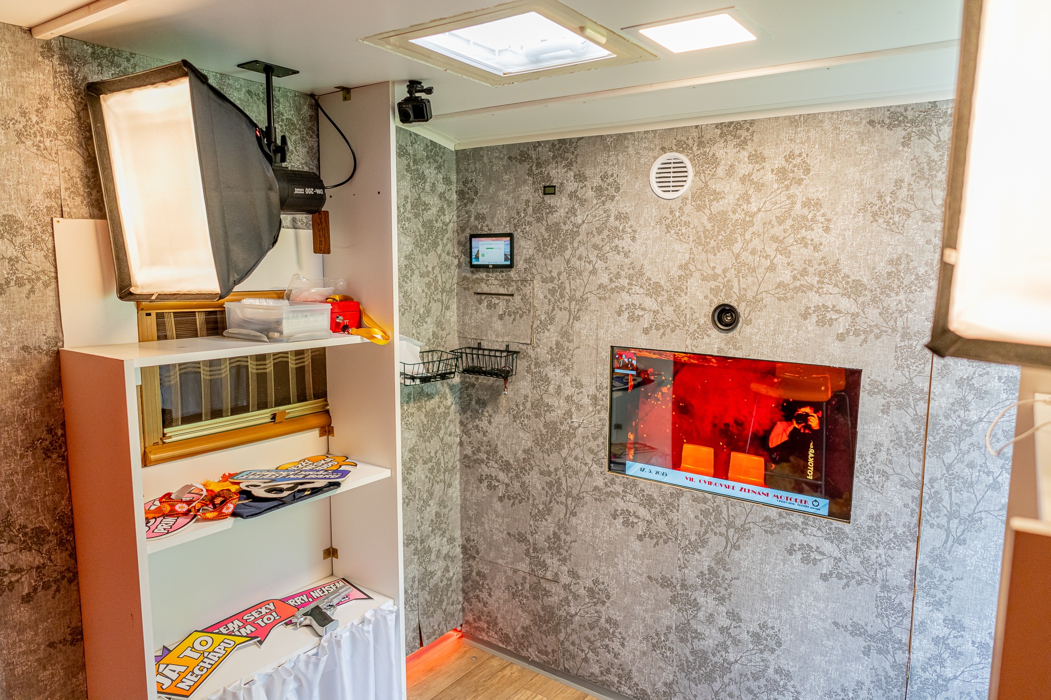 Fotokoutek na svatbu: Zábava, na kterou se nezapomíná (a karavan, který všem vyrazí dech)