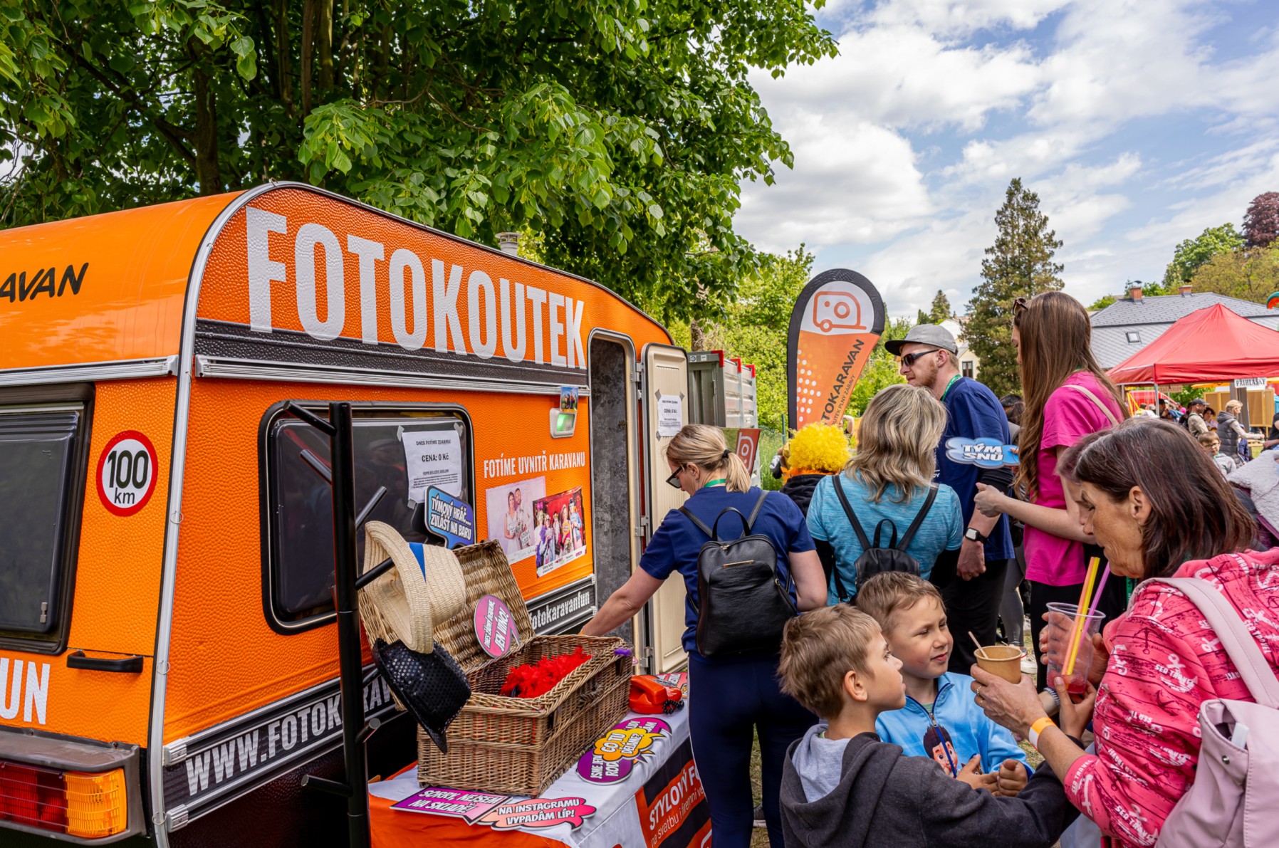Mobilní fotokoutek v karavanu jako magnet na pozornost hostů