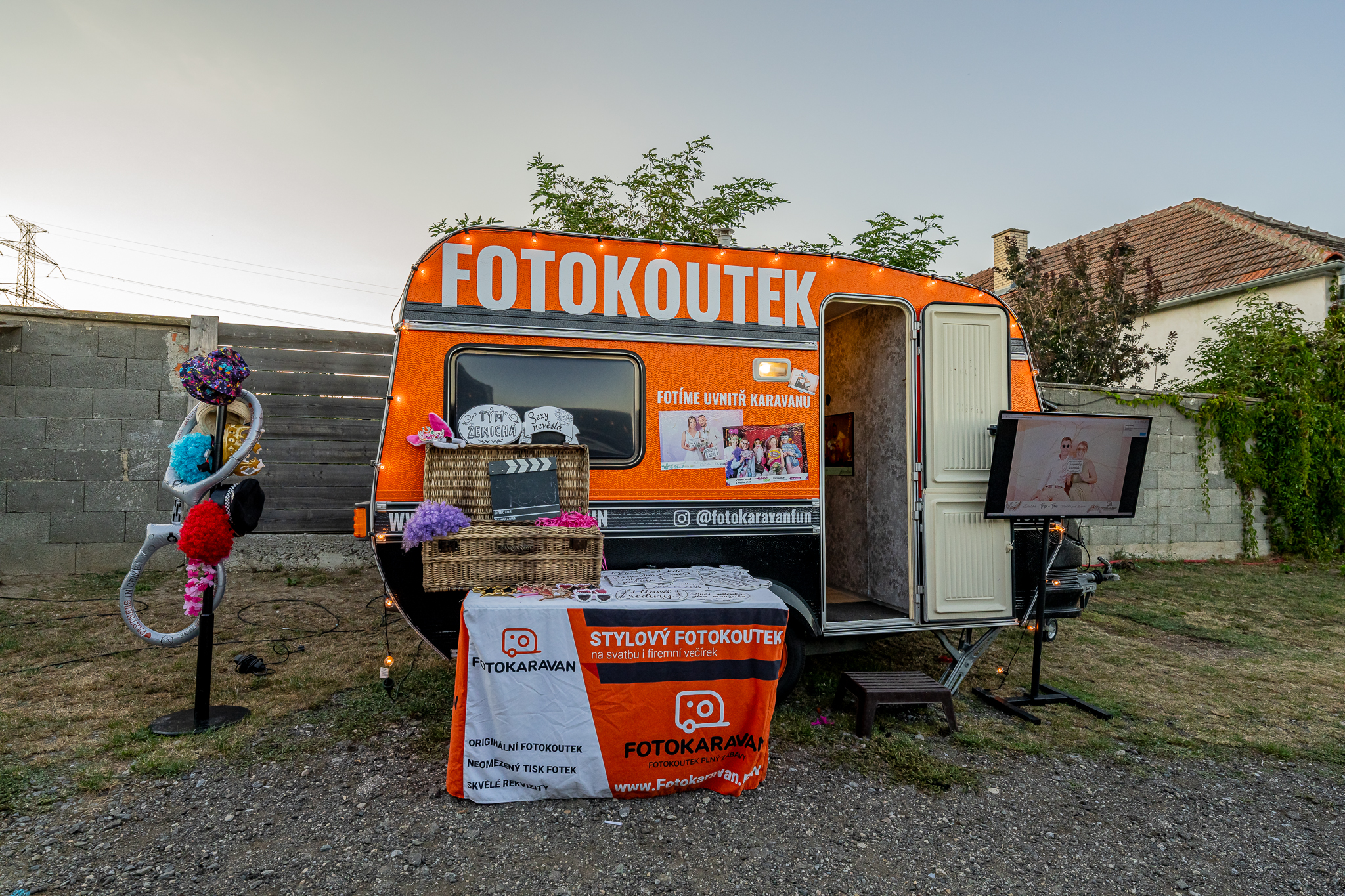 Firemní večírek s fotokoutkem v karavanu přináší zábavu i styl